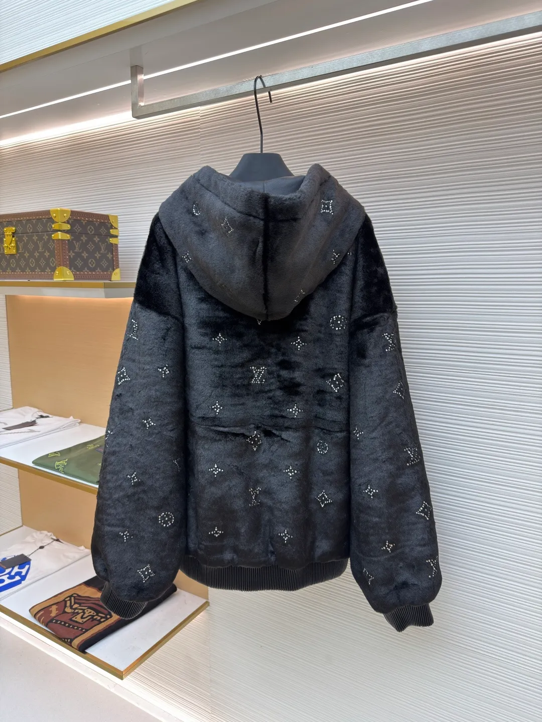 LOUIS VUITTON Rhinestone fur zipper hooded jacket ●Original version: Purchased and developed by 99989 ●Item number: 1680829-D15 ●Fabric: Rabbit fur blended fabric ●Technology: Infrared positioning production ●Version: Fitted version ●Weight: about 2070 grams ●Size: 46-48-50-52 ●Description: Customized high-quality faux fur mink fabric for the face, using a new type of fabric made of rabbit fur blended synthetic fiber. It has rich plush, smooth color, smooth and soft feel and excellent warmth retention. The rhinestones are decorated using rhinestone hot-drilling technology. They are made according to the original pattern. The material is customized according to the shape and size of the plate. It is made by infrared positioning and manual hot pressing. The inner lining is made of custom-made French Bazaar black Guli grain leather, with unparalleled texture and luster, natural texture, and comfortable skin fit. Use professional grinding tools to carefully treat the leather surface, and then use special agents to polish the leather to improve the overall beauty of the leather. The whole embroidery is made with positioning technology. The needle-stitching technique is mainly used to fill in the slender and curved lines of the embroidery shape, which can show the details and layering of the pattern. The silver-plated zipper placket and hat rope pearl pendant are all made of pure copper-plated molding without cutting corners. The pockets on both sides of the front form kangaroo pockets. It has a loose silhouette and a full set of customized three-label accessories. The upper body is stylish and has good texture, which distinguishes it from the wrong versions on the market. The overall wiring is straight and delicate, the fabric is comfortable and soft, and the color is consistent without color difference. It can be matched with the same style to create a fashionable look and control various occasions. Customized accessories, complete with three standards, same style for men and women!